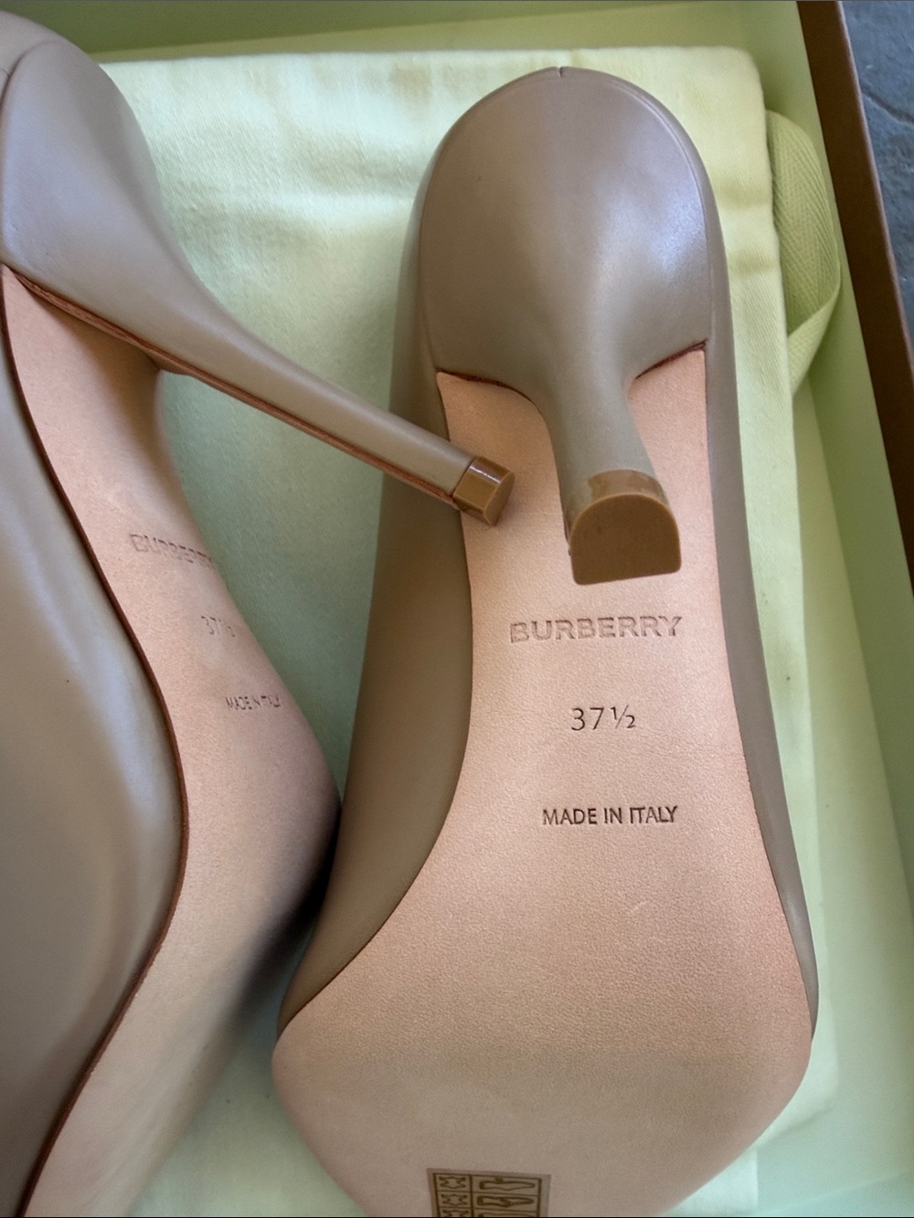 NWT Burberry Ezra Nude/Tan Pointed Leather Pumps with Gold TB Emblem size 37.5 - Picture 6 of 11
